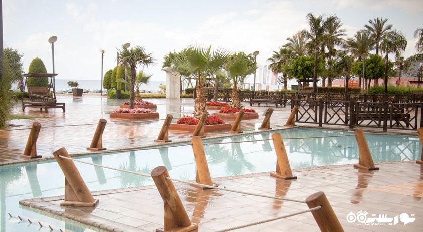 نمایی از محوطه فضای باز هتل